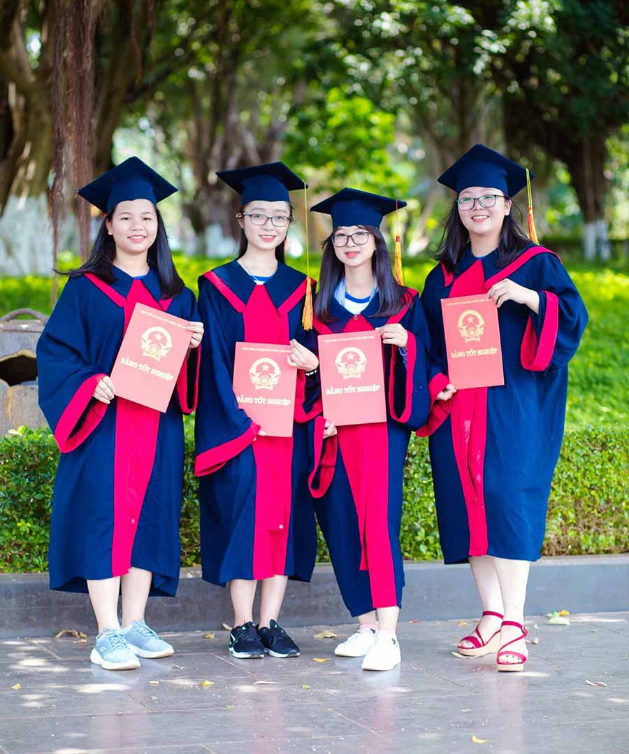 Em Nguyễn Thị Lê Thủy (thứ 2 từ phải sang) chụp kỷ yếu với các bạn (ảnh do nhân vật cung cấp).