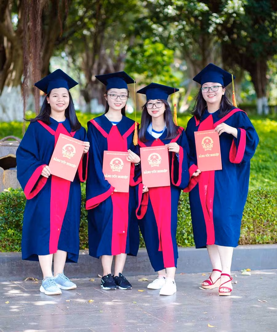 Em Nguyễn Thị Lê Thủy (thứ 2 từ phải sang) chụp kỷ yếu với các bạn (ảnh do nhân vật cung cấp).