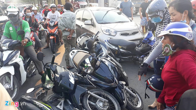  Hiện trường vụ tai nạn trên đường Nguyễn Văn Linh. Ảnh: Nguyễn Huy.