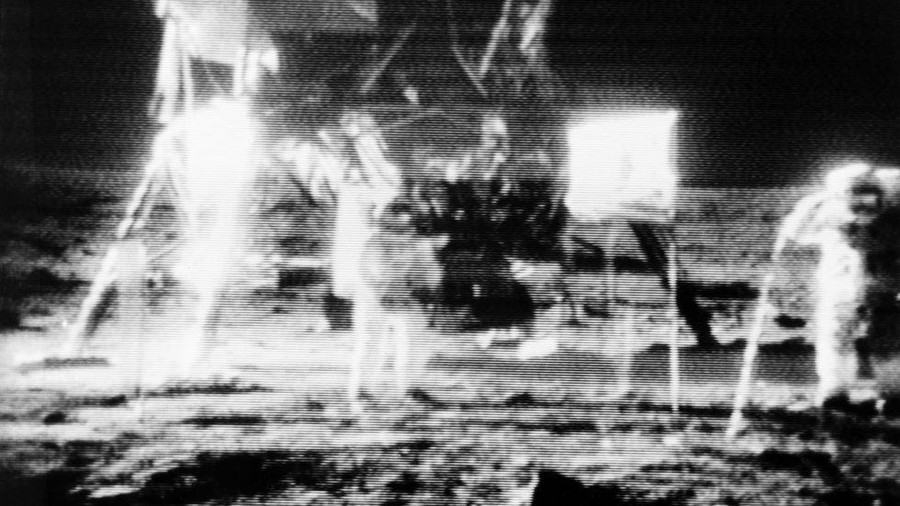 Hình ảnh trắng đen mà khán giả TV nhìn thấy. Armstrong ở giữa, trước tàu Eagle, còn Aldrin ở rìa phải của ảnh. Ảnh: NASA.