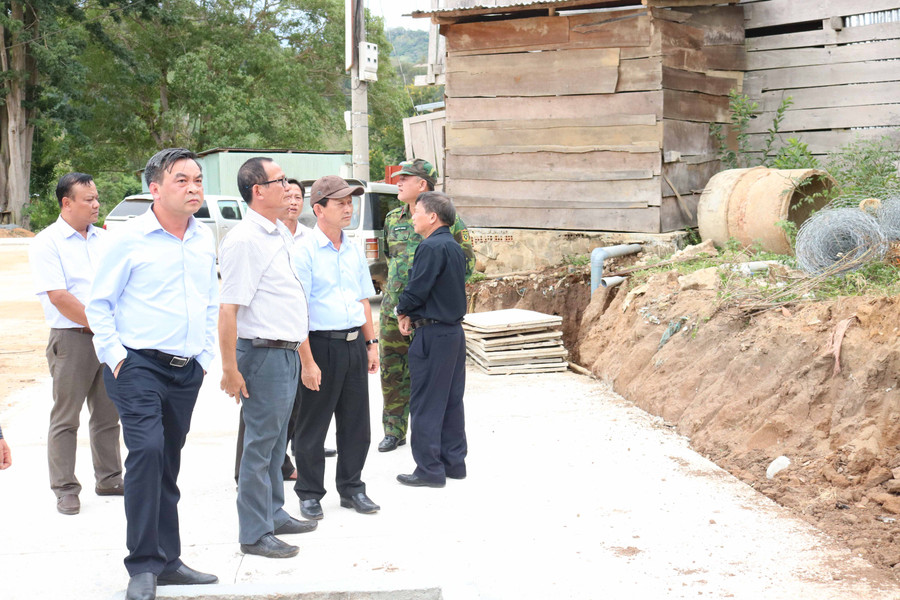 Lãnh đạo huyện Kbang báo cáo với Bí thư Tỉnh ủy và các thành viên trong đoàn về dự án xây dựng Trường Tiểu học và THCS Dân tộc bán trú Nguyễn Văn Bình. Ảnh: Ngọc Sang