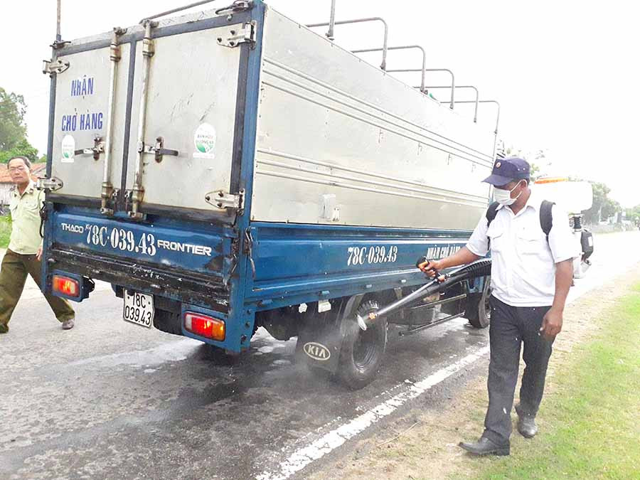 Cán bộ thú y phun tiêu độc khử trùng tất cả các phương tiện lưu thông qua chốt. Ảnh: L,N