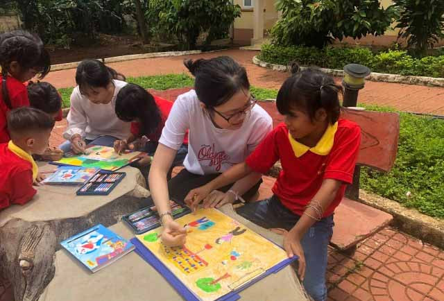 Các cháu tham gia thi vẽ tranh dưới sự hướng dẫn về ý tưởng của các thành viên Câu lạc bộ và các đoàn viên, các mẹ trong Trung tâm. Ảnh: Hồng Thương