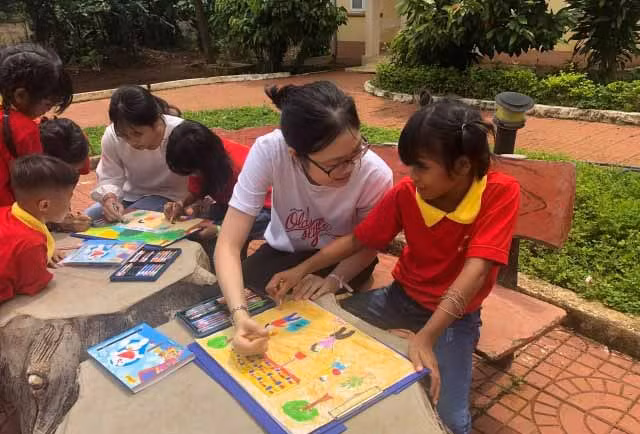 Các cháu tham gia thi vẽ tranh dưới sự hướng dẫn về ý tưởng của các thành viên Câu lạc bộ và các đoàn viên, các mẹ trong Trung tâm. Ảnh: Hồng Thương