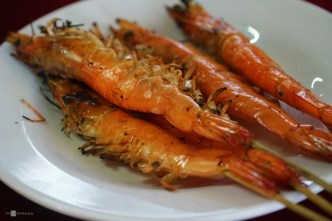 Tôm nướng là món phổ biến được khách chọn trong các bữa ăn