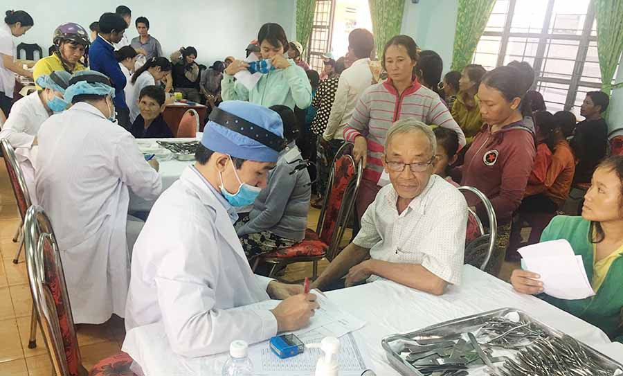  Các y-bác sĩ Bệnh viện Tai-Mũi-Họng TP. Hồ Chí Minh khám bệnh cho người dân xã Ia Pia (huyện Chư Prông). Ảnh: HỒng Ngọc