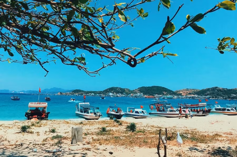 Đảo Bình Hưng vẫn là một hòn đảo khá hoang sơ, do đó các dịch vụ vẫn chưa thực sự phát triển. (Ảnh: Anhngoc) Đảo Bình Hưng vẫn là một hòn đảo khá hoang sơ, do đó các dịch vụ vẫn chưa thực sự phát triển. (Ảnh: Anhngoc)