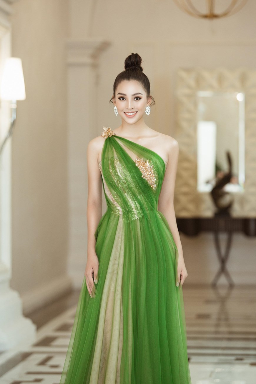 Trở lại Quảng Bình, Hoa hậu Tiểu Vy chia sẻ: 'Vy khá có duyên với Quảng Bình, đây là nơi mà Vy đã thực hiện dự án nhân ái Nước sạch về bản. Lần trở lại này Vy lại có dịp tìm hiểu Quảng Bình nhiều hơn khi trải nghiệm các cảnh đẹp nơi đây: Quảng Bình quan, Biển đá nhảy, hay hệ thống các hang động'.