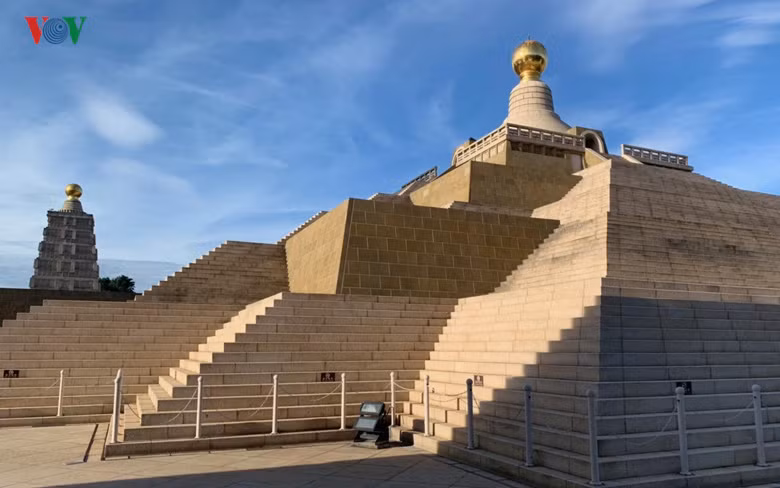  Theo kinh điển ghi chép, sau khi đức Phật nhập niết bàn, xá lợi răng Phật chỉ lưu lại 3 chiếc, trong đó Phật Quang Sơn là một trong 3 nơi lưu giữ để dân chúng chiêm bái.