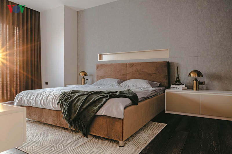 Màu trắng cho cảm giác sáng sủa, sạch sẽ; mảng nâu là điểm nhấn để bớt phần nhàm chán. Màu trắng cho cảm giác sáng sủa, sạch sẽ; mảng nâu là điểm nhấn để bớt phần nhàm chán.