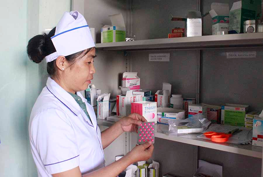 Phó Trưởng trạm Y tế xã Ia Rong Đào Thị Thanh Thúy kiểm tra lại số thuốc tại trạm. Ảnh: N.T  Phó Trưởng trạm Y tế xã Ia Rong Đào Thị Thanh Thúy kiểm tra lại số thuốc tại trạm. Ảnh: N.T