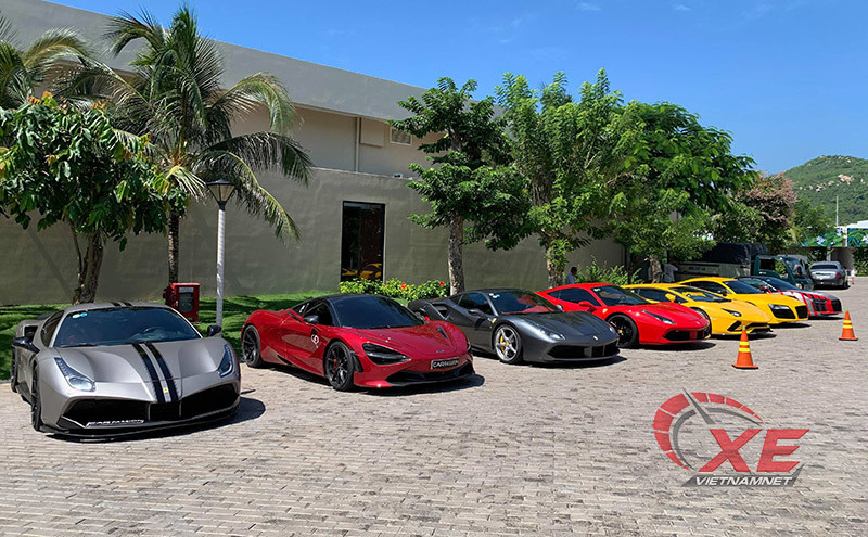 Trong dàn xe còn có sự xuất hiện cả chiếc Ferrari 488 GTB màu đỏ của ca sĩ Tuấn Hưng vừa “hồi sinh”. 