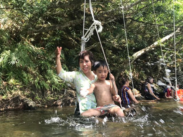 Dòng nước tại các điểm tắm sông Giăng lững lờ nhưng chảy xiết rất mạnh