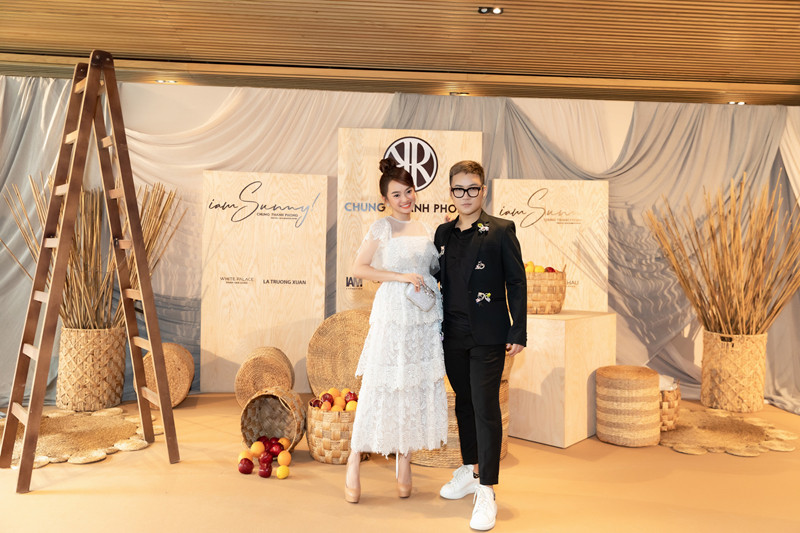 Vừa qua, bộ tứ talent nhà KAT Entertainment bao gồm Kaity Nguyễn, Trang Hý, Trịnh Thảo và Soho đã cùng nhau đến thưởng thức và chúc mừng bộ sưu tập mới “I am Sunny” của NTK Chung Thanh Phong.