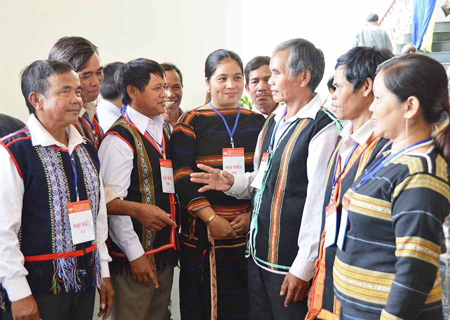 Cán bộ Mặt trận trao đổi kinh nghiệm tuyên truyền vận động quần chúng. Ảnh: Thanh Nhật