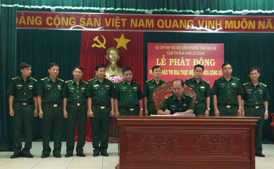 Các đơn vị ký kết thi đua. Ảnh: Anh Huy
