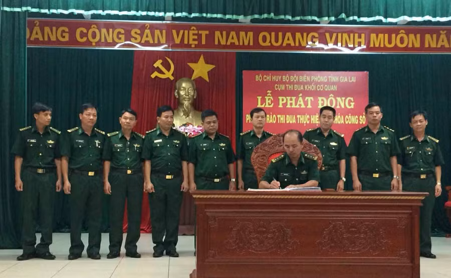 Các đơn vị ký kết thi đua. Ảnh: Anh Huy