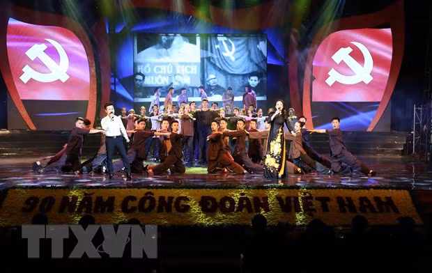 Chương trình văn nghệ chào mừng 90 năm thành lập tổ chức công đoàn Việt Nam. (Ảnh: Văn Điệp/TTXVN)