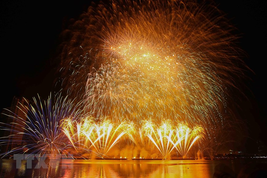 Màn trình diễn pháo hoa của đội Phần Lan. 