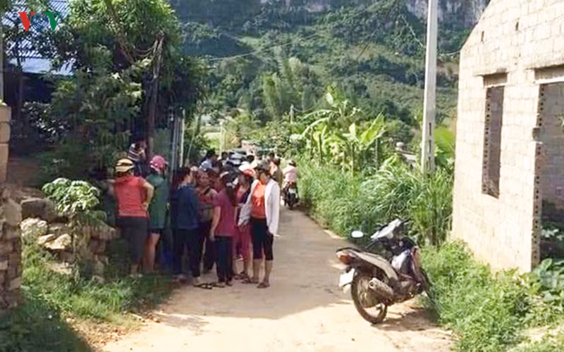 Người dân hiếu kỳ tập trung tại khu vực xảy ra vụ việc.