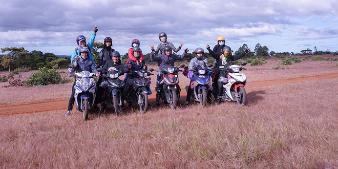 Một nhóm du khách ở đồi cỏ hồng xã Glar. Ảnh: TRẦN HIẾU