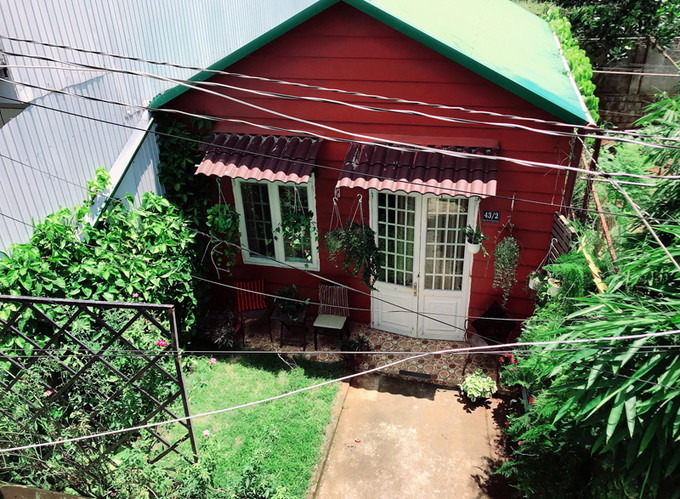  Nhà của Phi Tuyết hài hòa trong nhịp sống yên bình và mát mẻ của thành phố Bảo Lộc (Lâm Đồng). Hơn 3 năm qua, đây là chốn về khơi nguồn cảm hứng viết cho Phi Tuyết.