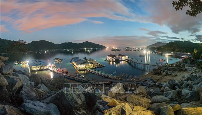 Nhà bè trên vịnh Vũng Rô về đêm.