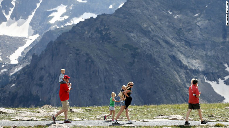 Địa điểm thứ 3 là Công viên quốc gia Rocky Mountain. Những người đi bộ có thể chiêm ngưỡng khung cảnh tuyệt đẹp của con đường Trail Rigde Road với những hàng cây trong công viên ở Colorado.