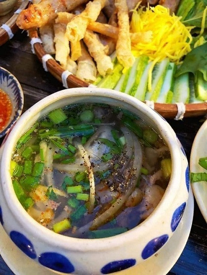  Để món ăn thêm dậy vị, du khách có thể cho thêm hạt tiêu. Ảnh: Phấn Nguyễn.