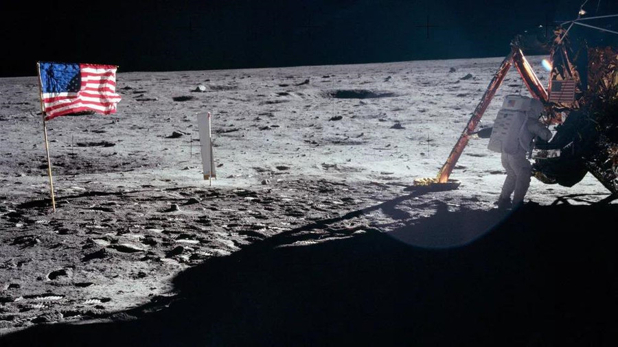  Armstrong đứng cạnh tàu Eagle trên bề mặt Mặt Trăng sau khi đã hạ cánh. Ảnh: NASA.