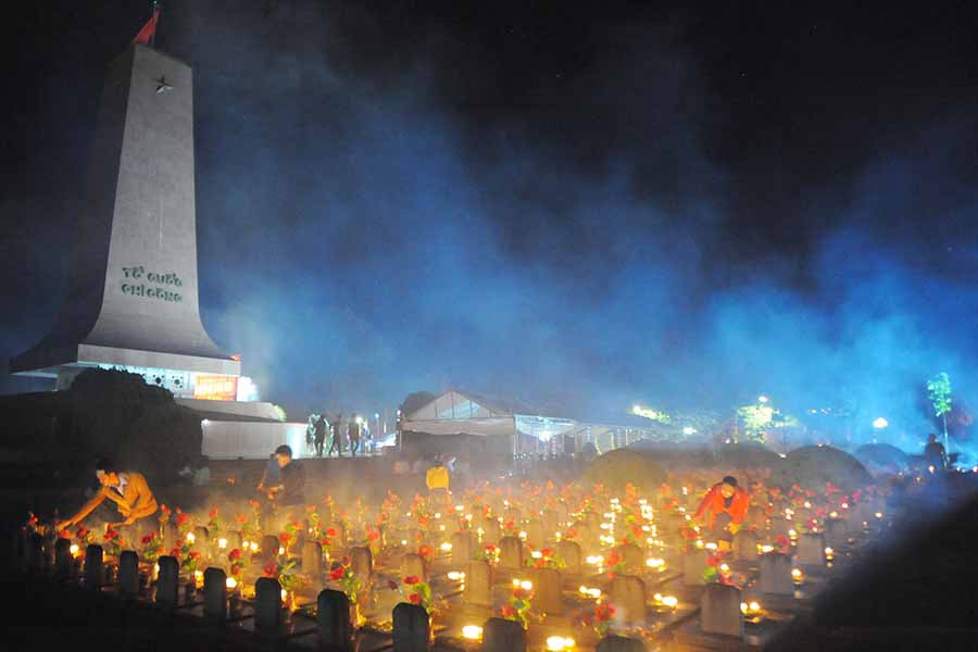  Những ngọn nến tri ân được thắp sáng khắp các phần mộ các liệt sĩ. Ảnh: N.T