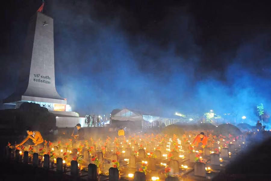  Những ngọn nến tri ân được thắp sáng khắp các phần mộ các liệt sĩ. Ảnh: N.T