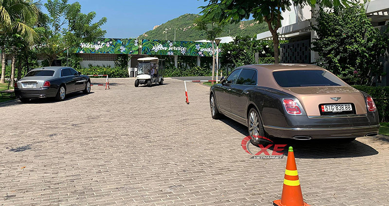  Sánh vai cùng Bentley Mulsanne EWB 2018 là môt chiếc Rolls-Royce 