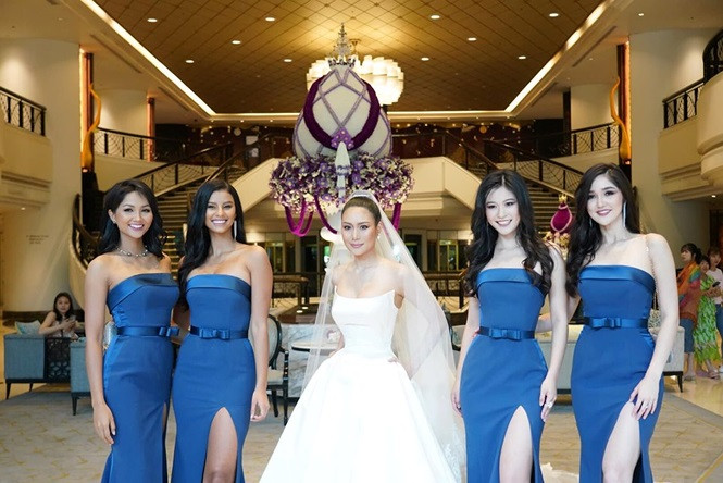  Hoa hậu H'Hen Niê cùng các cô bạn thân tại cuộc thi Miss Universe 2018 đã có mặt tại Thái Lan để tham dự đám cưới của Hoa hậu hoàn vũ Thái Lan 2018.