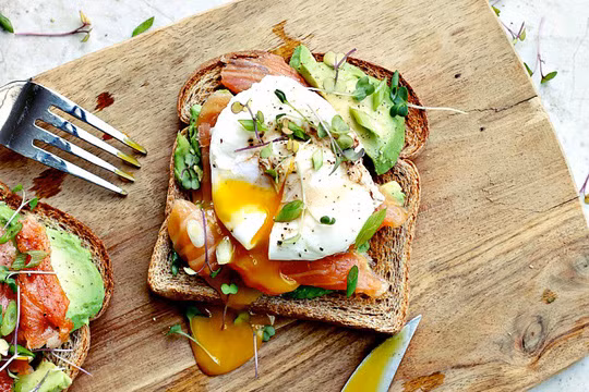 Vitamin D dồi dào trong ánh nắng, cá dầu, trứng, sữa... rất nên được bổ sung trong thai kỳ - ảnh minh họa từ internet