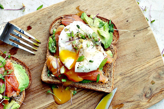 Vitamin D dồi dào trong ánh nắng, cá dầu, trứng, sữa... rất nên được bổ sung trong thai kỳ - ảnh minh họa từ internet