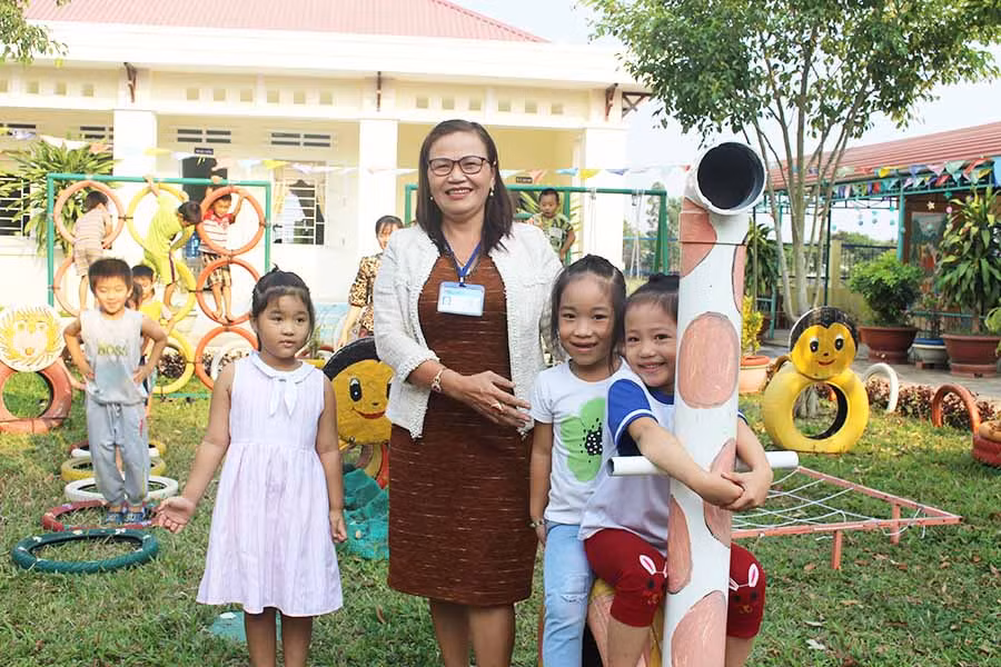  Cô Lê Thị Loan bên các em học sinh. Ảnh: N.G