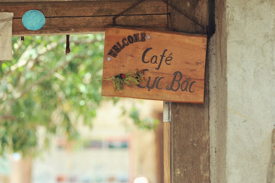 Quán cà phê Cực Bắc là điểm đến nổi tiếng nhất thôn, được đông đảo du khách check-in khi đến Lũng Cú. Người gây dựng cơ sở này là ông Yasushi Ogura, người Nhật. Đến Việt Nam từ lâu và phải lòng vùng cực Bắc Lũng Cú, ông tâm niệm muốn làm một mô hình cà phê ở đây, thay đổi nhận thức hướng đến du lịch cộng đồng, nâng cao đời sống cho đồng bào bản địa. Quán cà phê Cực Bắc là điểm đến nổi tiếng nhất thôn, được đông đảo du khách check-in khi đến Lũng Cú. Người gây dựng cơ sở này là ông Yasushi Ogura, người Nhật. Đến Việt Nam từ lâu và phải lòng vùng cực Bắc Lũng Cú, ông tâm niệm muốn làm một mô hình cà phê ở đây, thay đổi nhận thức hướng đến du lịch cộng đồng, nâng cao đời sống cho đồng bào bản địa.