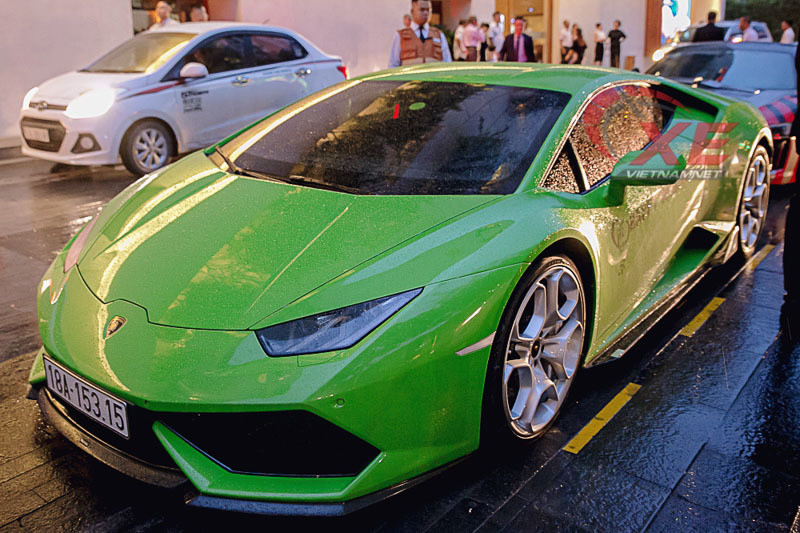 Từ tận Nam Định, chiếc siêu xe Lamborghini Huracan di chuyển trên xe cứu hộ để vào Tp.HCM dự đám cưới (ảnh: Phạm Hòa)