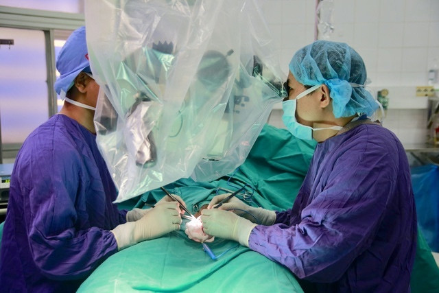 Các bác sĩ nối bộ phận sinh dục cho bệnh nhân. Ảnh: Kim Oanh.