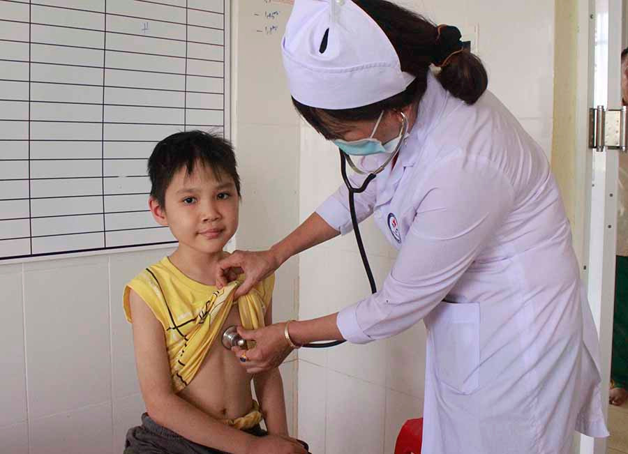  Bác sĩ thăm khám cho bệnh nhân điều trị bệnh sốt xuất huyết. Ảnh: H.S