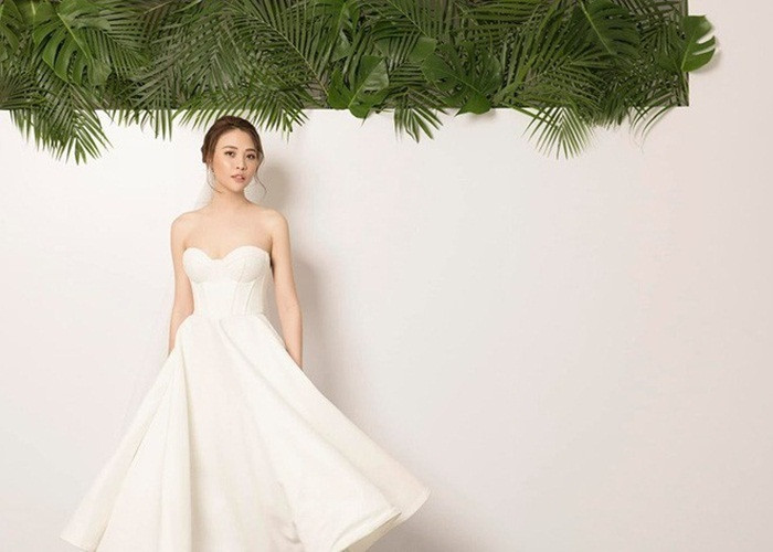  Trong một ảnh khác, Đàm Thu Trang xinh xắn, nữ tính hơn khi mặc váy trắng. Cô hoàn toàn không kém sắc hay thừa cân như chê bai của nhiều người.