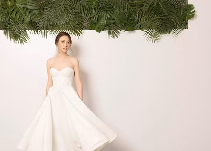  Trong một ảnh khác, Đàm Thu Trang xinh xắn, nữ tính hơn khi mặc váy trắng. Cô hoàn toàn không kém sắc hay thừa cân như chê bai của nhiều người.