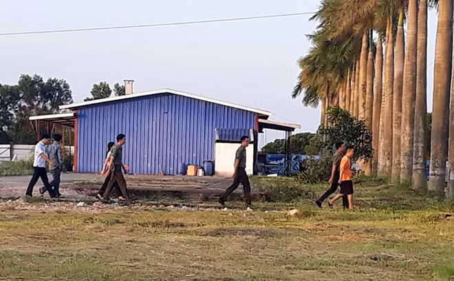 Phía bên trong lực lượng Công an đang tiến hành kiểm tra các tòa nhà.