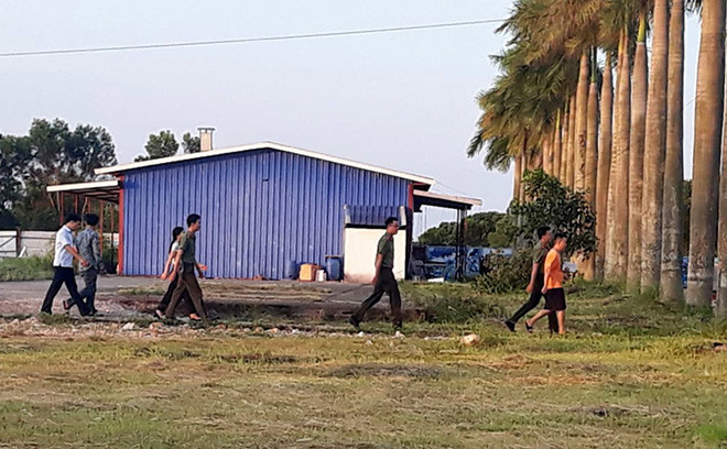 Phía bên trong lực lượng Công an đang tiến hành kiểm tra các tòa nhà.