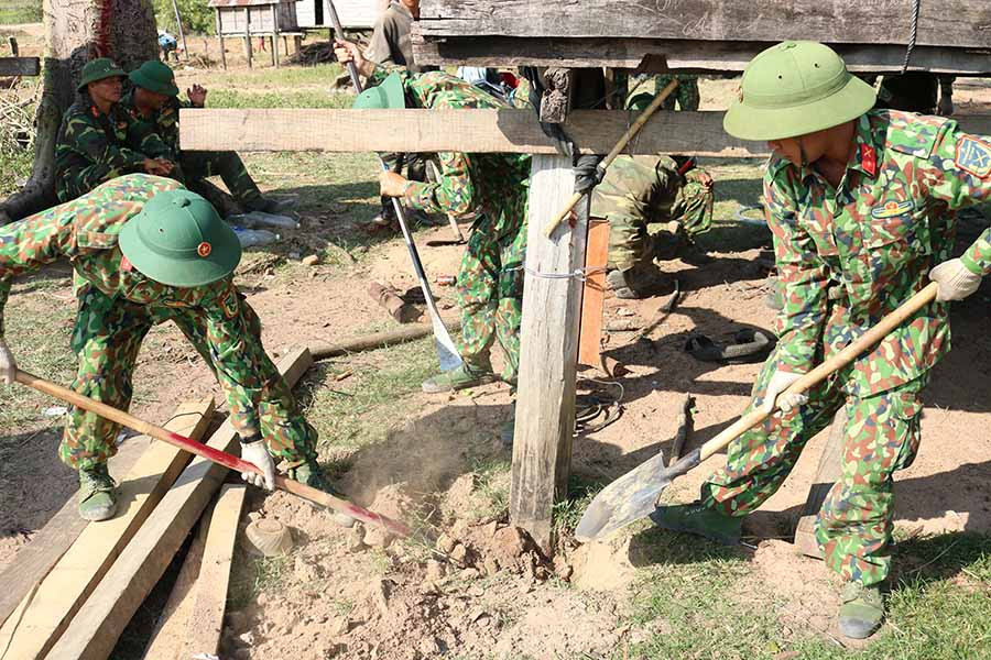 Những chiến sĩ trẻ giúp dân dời nhà. Ảnh: N.S