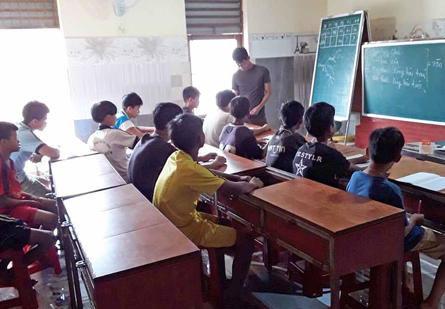 Hàng ngày các em ở nơi đây được các thầy cô dạy học. Ảnh: H.P