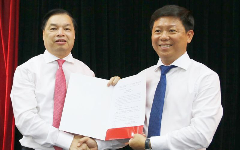 Thay mặt Lãnh đạo Ban Tuyên giáo Trung ương, ông Lê Mạnh Hùng trao quyết định bổ nhiệm cho ông Trần Thanh Lâm. Thay mặt Lãnh đạo Ban Tuyên giáo Trung ương, ông Lê Mạnh Hùng trao quyết định bổ nhiệm cho ông Trần Thanh Lâm.