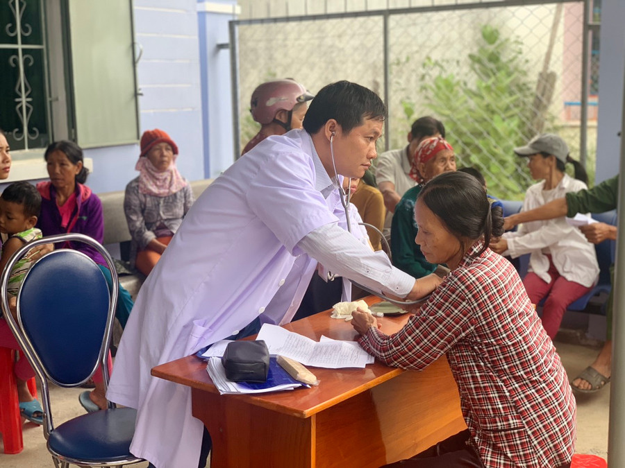  Chú thích ảnh: Đoàn từ thiện khám bệnh cho gia đình chính sách.