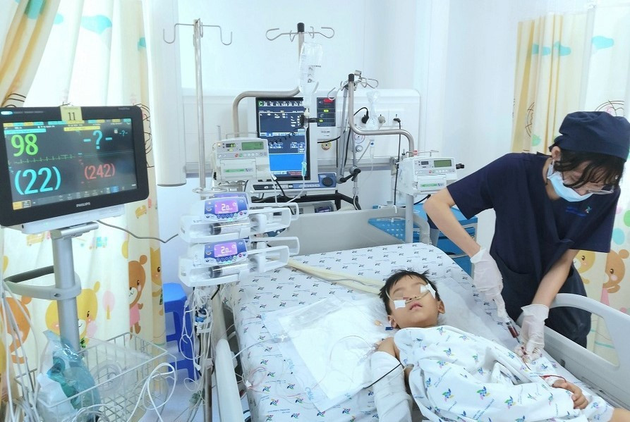 Bé trai rơi từ tầng 12 chung cư được cấp cứu thời. Ảnh: BSCC Bé trai rơi từ tầng 12 chung cư được cấp cứu thời. Ảnh: BSCC